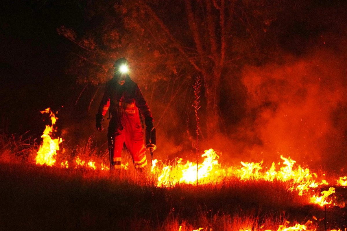 Francia en alerta por avivamiento de incendios; preocupa en España y Portugal la ola de calor